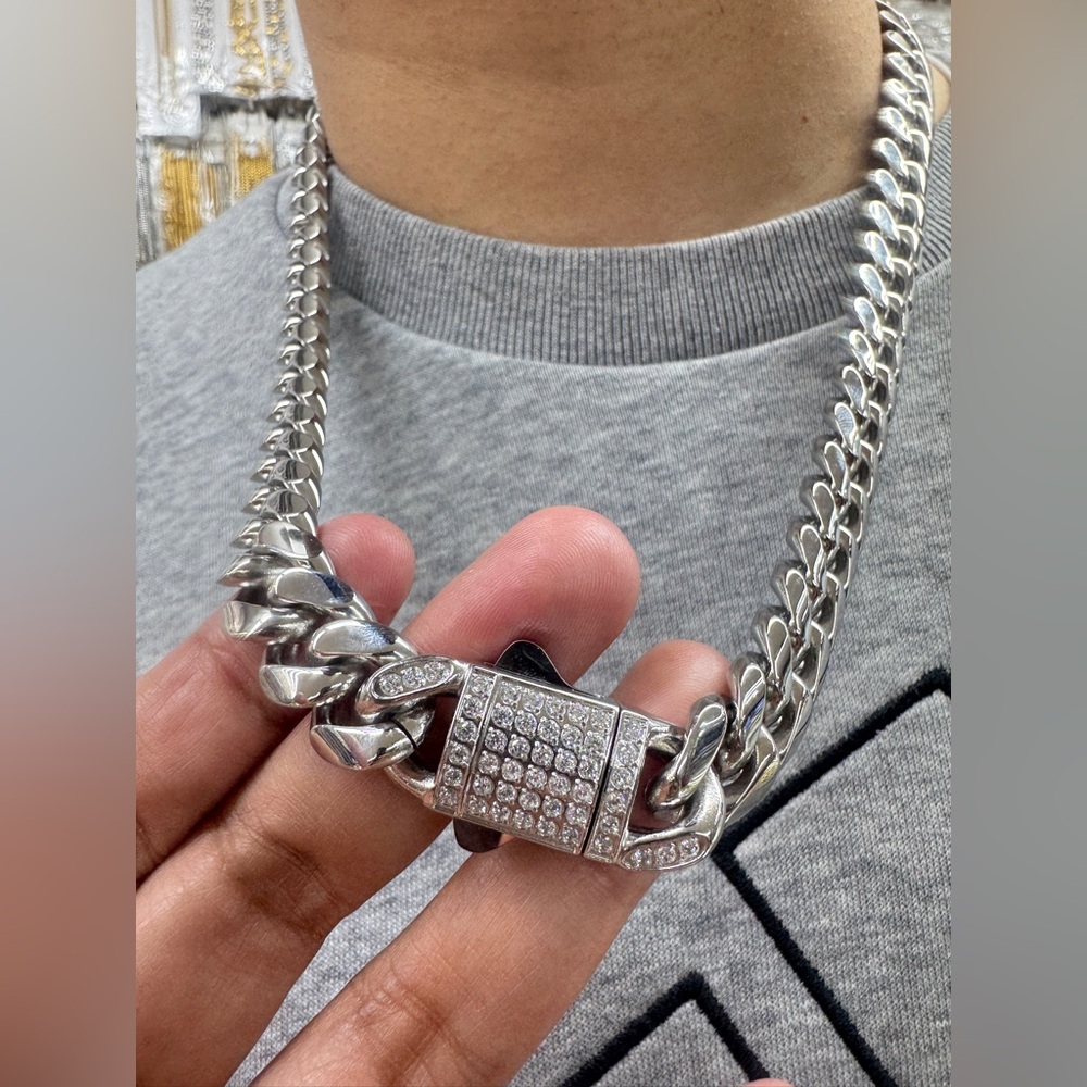 Men Necklace Stainless Steel

Cuban Link Chain with Pave Lock #bling #luxury